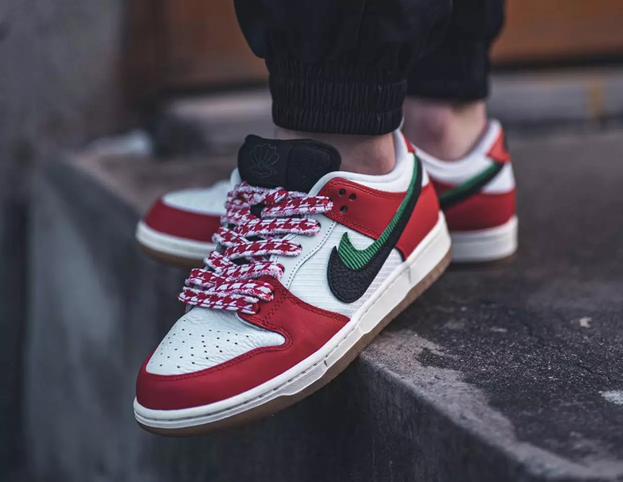 Rammeskøyte Nike SB Dunk Low CT2550-600 Utgivelsesdato på føttene