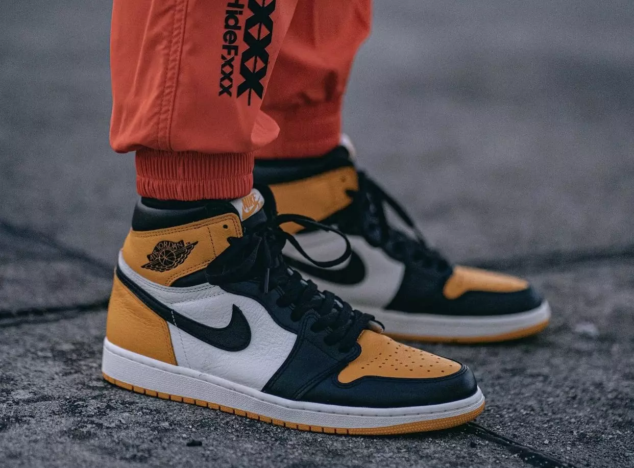 Air Jordan 1 Yellow Toe Taxi 555088-711 Megjelenés dátuma lábon