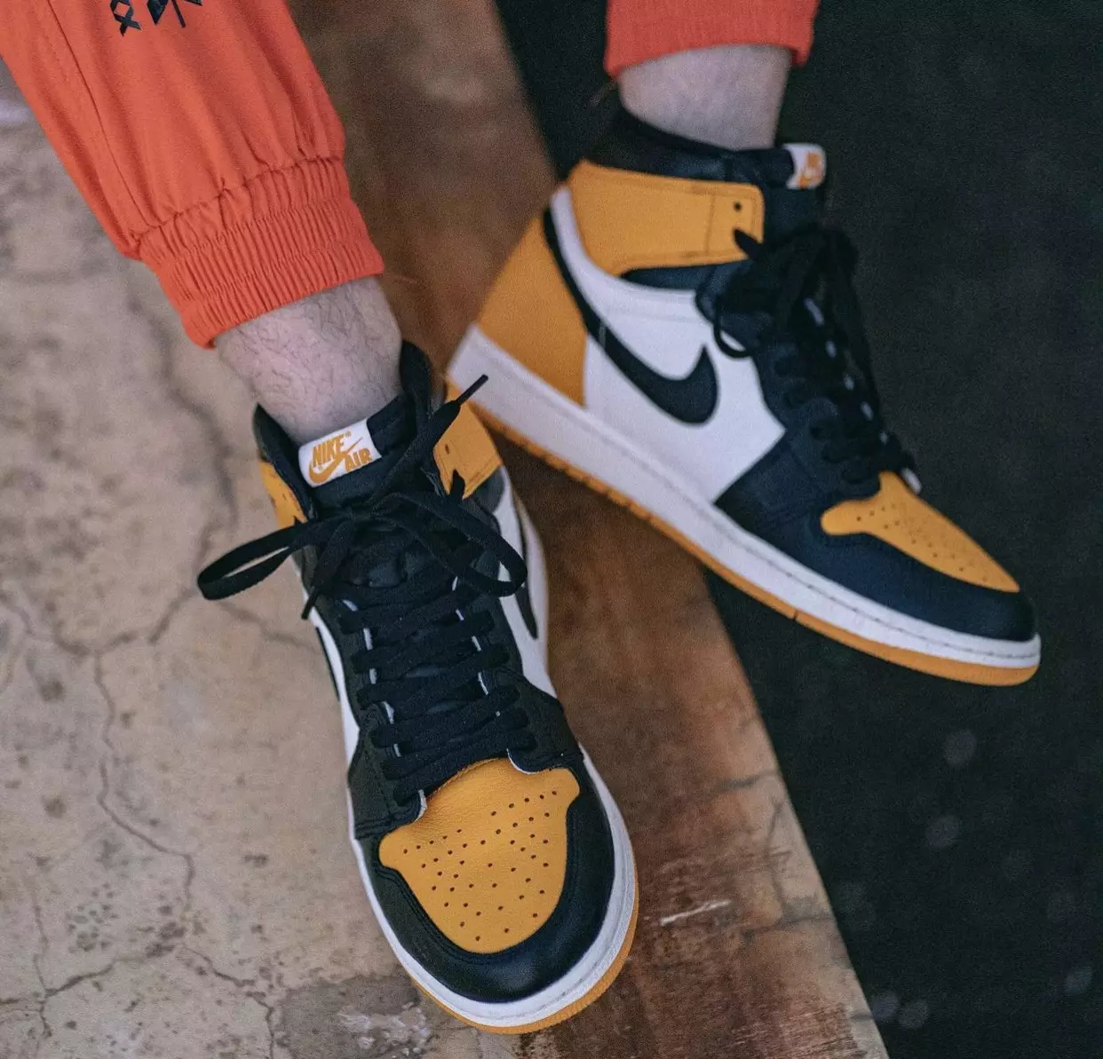 Air Jordan 1 Yellow Toe Taxi 555088-711, izlaišanas datums uz kājām