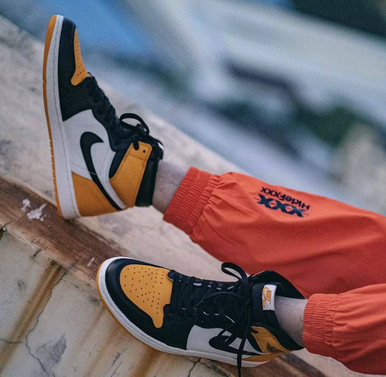 Air Jordan 1 Yellow Toe Taxi 555088-711, izlaišanas datums uz kājām