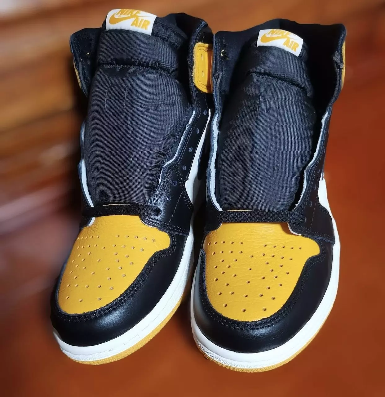 Air Jordan 1 Yellow Toe Taxi 555088-711 Дата выпуску