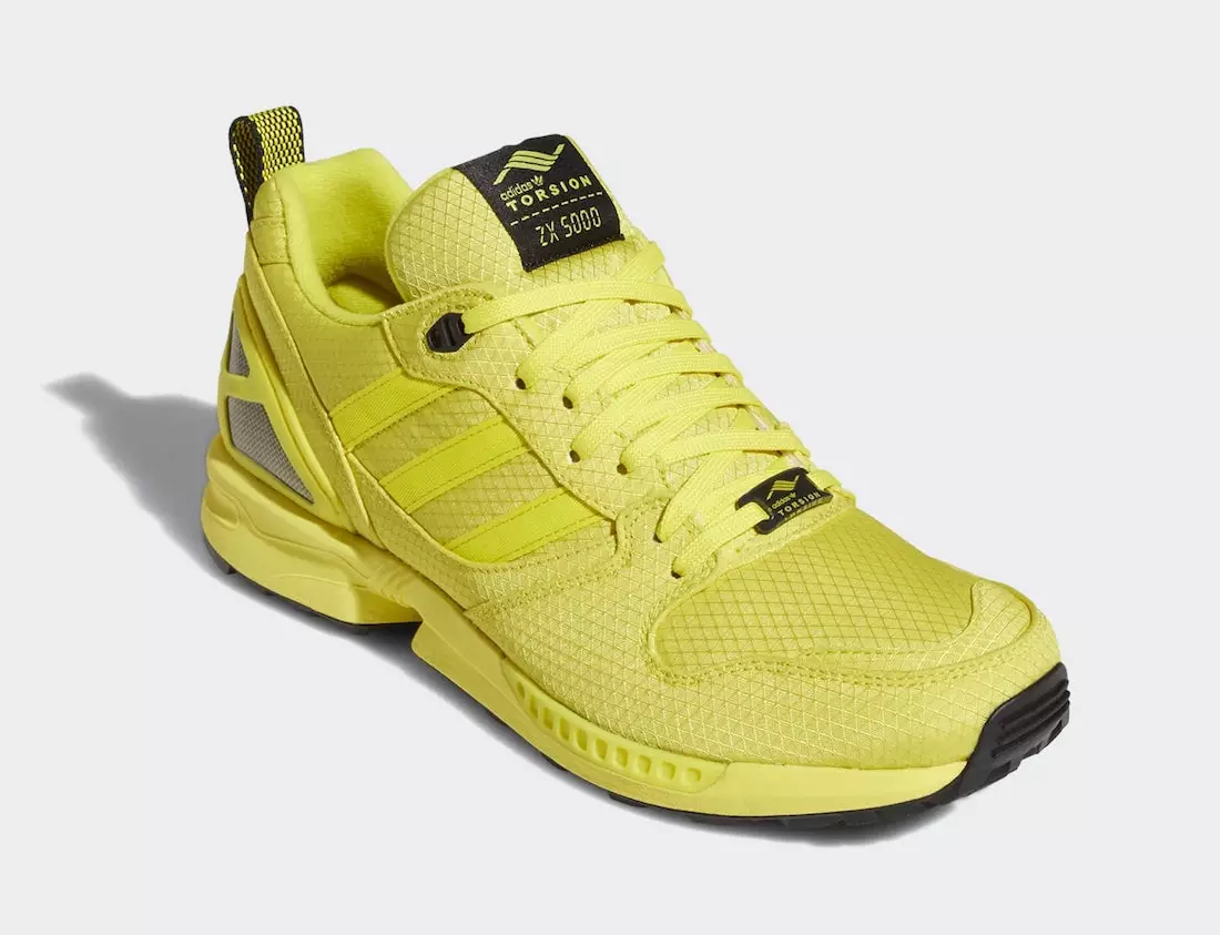 Atkeliauja Adidas ZX 5000