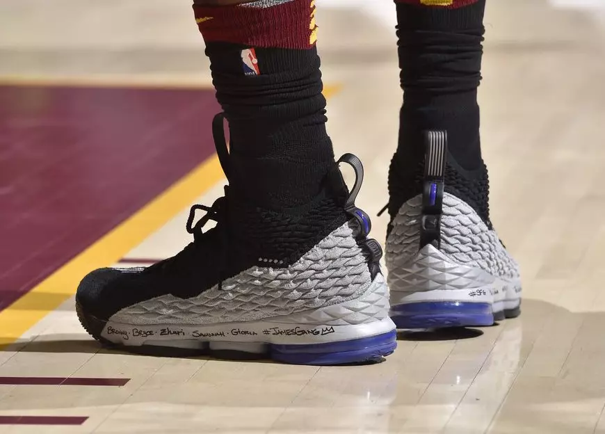 Леброн Джэймс ушаноўвае Вінса Картэра ў Nike LeBron 15