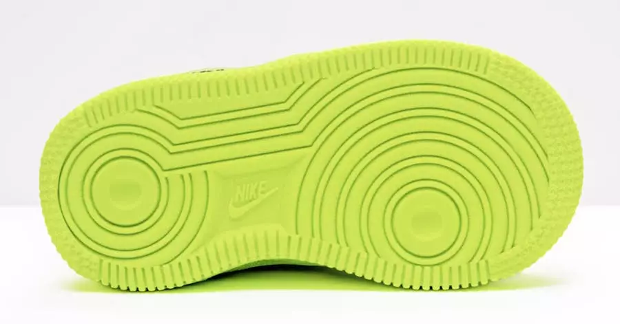 Data de lançamento do Nike Air Force 1 esbranquiçado tamanho infantil Volt