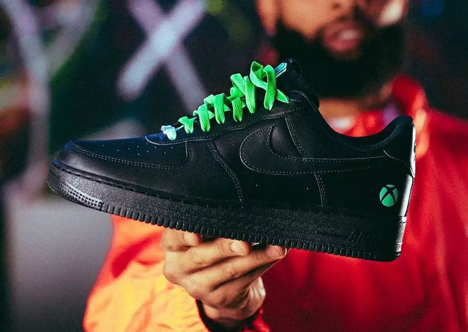 Odell Beckham Jr. און Xbox רעוועאַלס מנהג Nike Air Force 1 און קאָנטראָללער