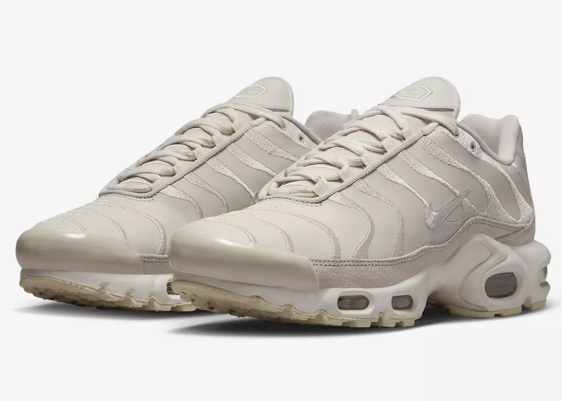 Nike Air Max Plus þakið hlutlausum tónum