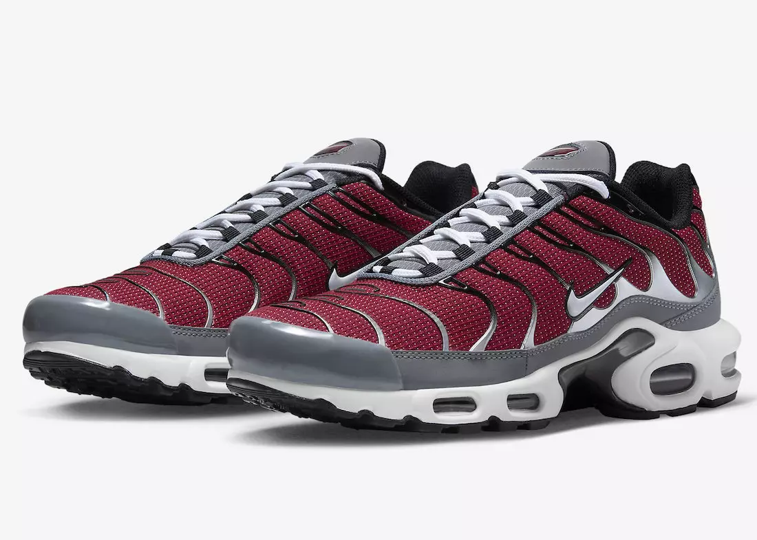 Nike Air Max Plus သည် အနီရောင်၊ မီးခိုးရောင် နှင့် အဖြူရောင်ဖြင့် ပေါ်လာသည်။