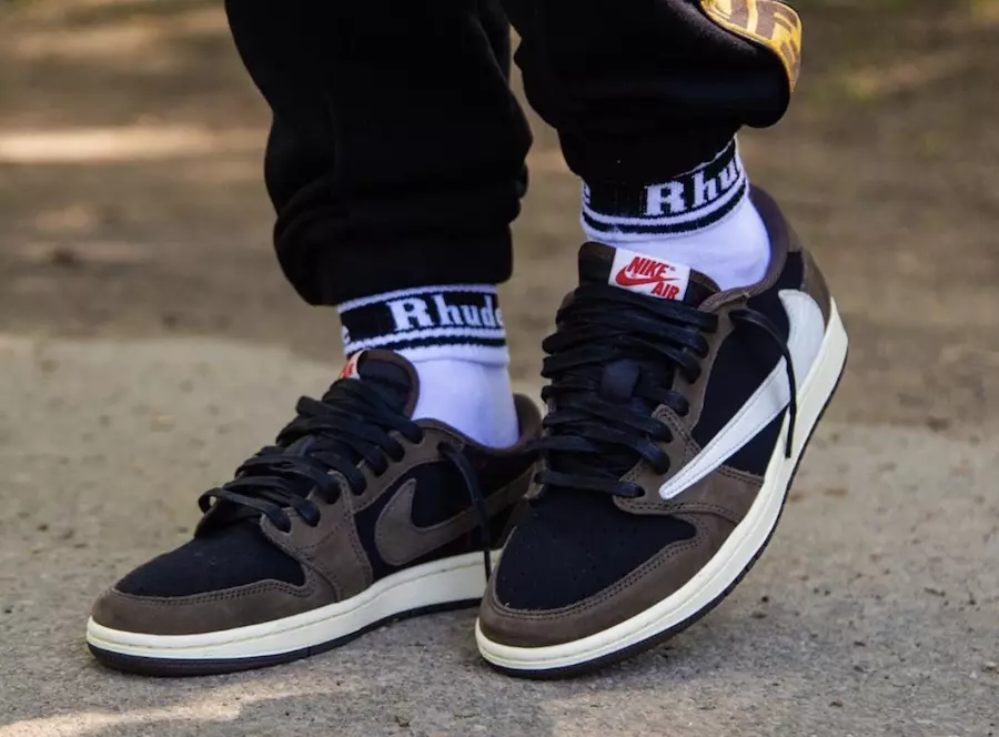 Travis Scott Air Jordan 1 Low CQ4277-001 オンフット