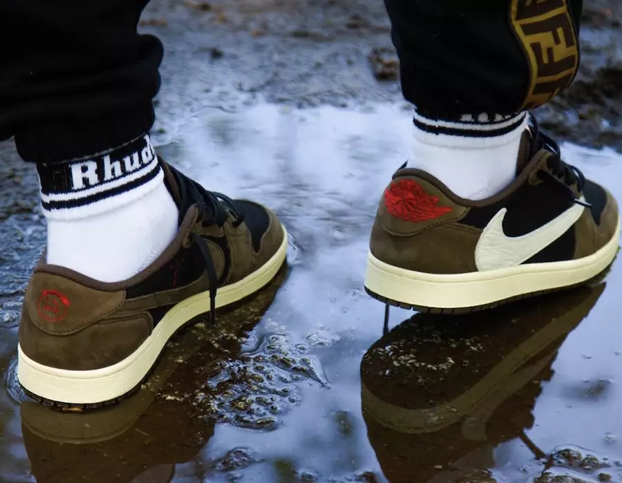 Travis Scott Air Jordan 1 Low CQ4277-001 Sur les pieds