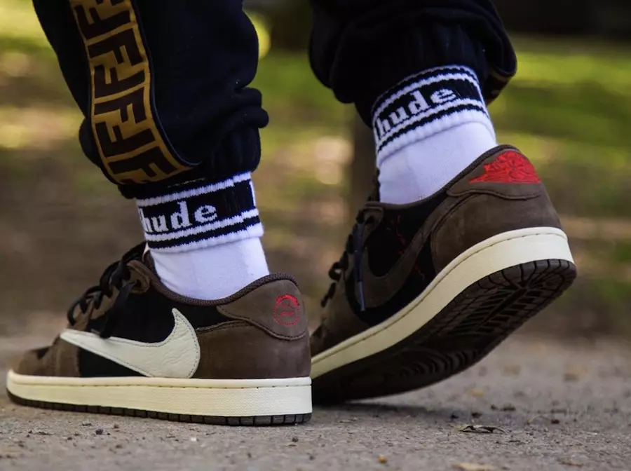 Travis Scott Air Jordan 1 Low CQ4277-001 Sur les pieds