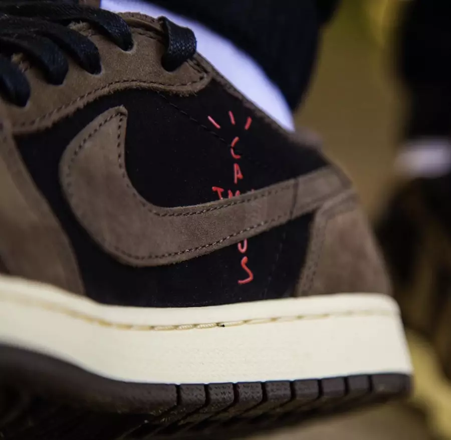 Travis Scott Air Jordan 1 Low CQ4277-001 на ногах