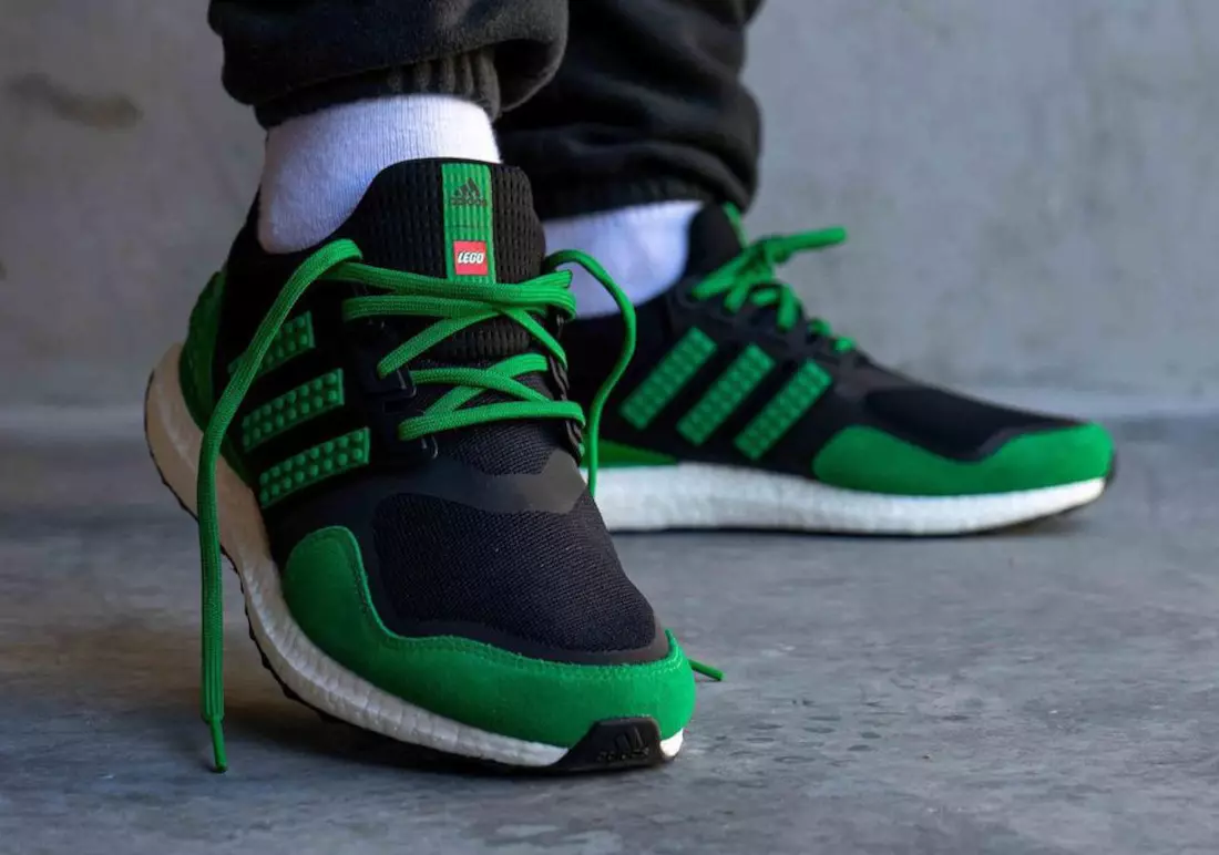 အနက်ရောင်နှင့် အစိမ်းရောင်ဖြင့် LEGO x adidas Ultra Boost မျက်နှာပြင်များ