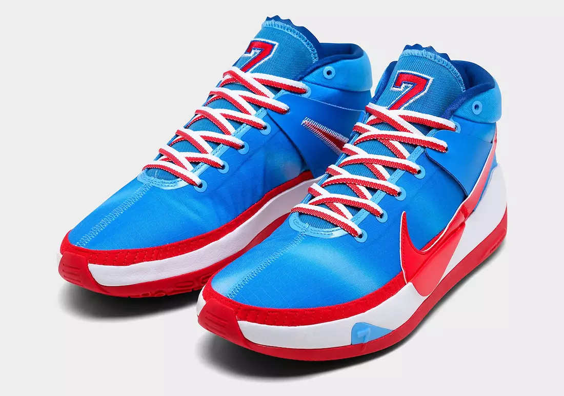 Ushbu Nike KD 13 Bruklin Netsning galstukli bo'yoqli formalariga mos keladi.