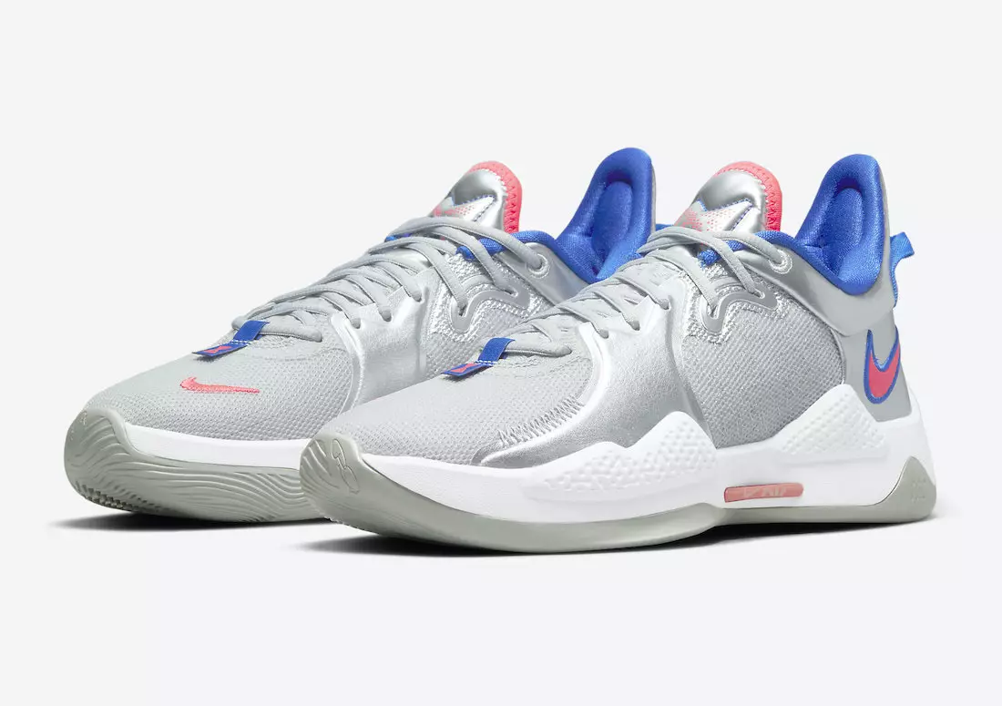 Nike PG 5 yra sidabro spalvos su rožiniais ir mėlynais akcentais