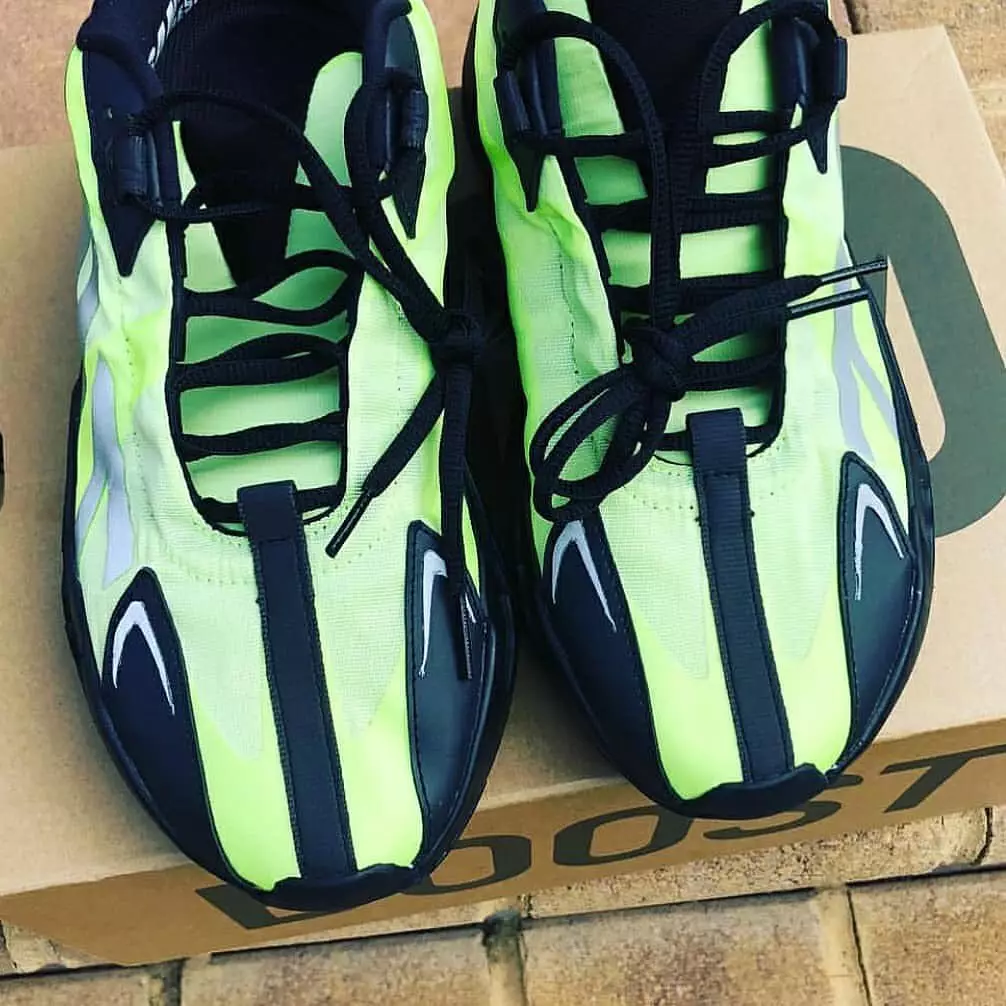 Íosluchtaigh adidas Yeezy 700 VX