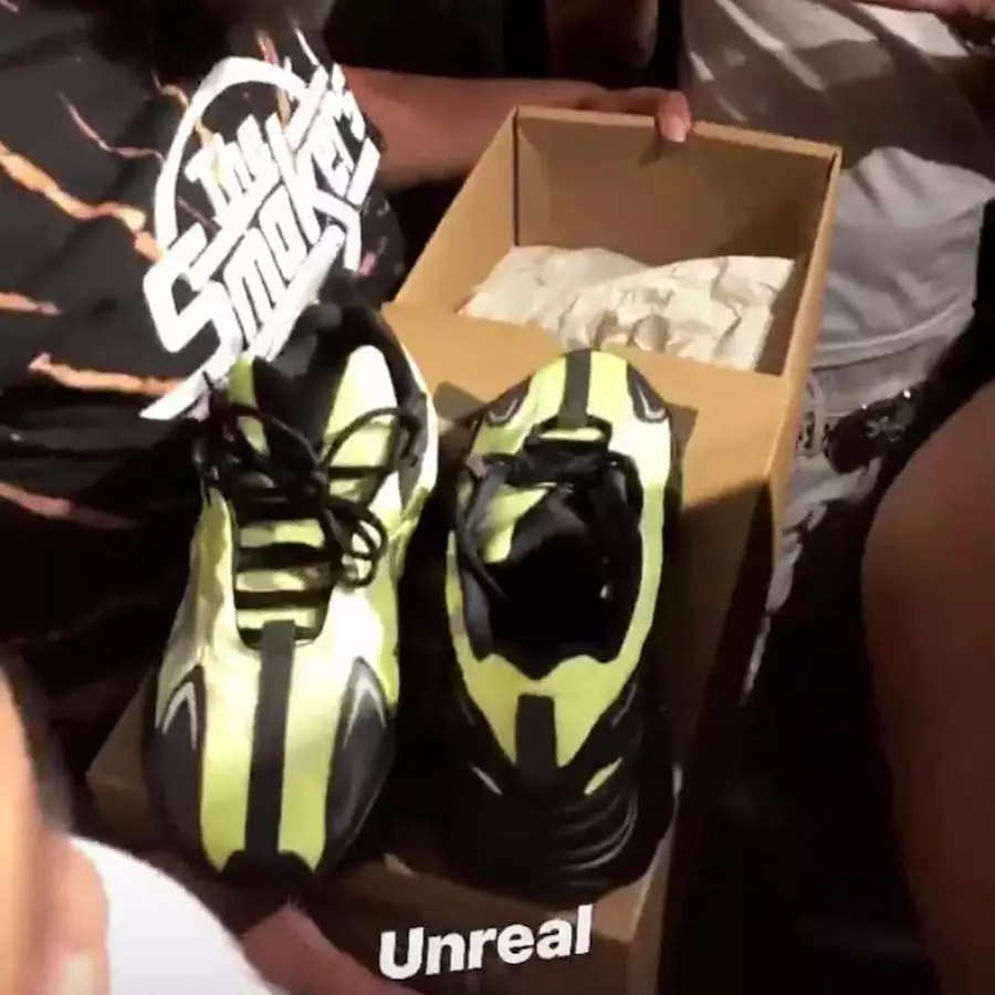 Tekashi 6ix9nine adidas Yeezy Boost 700 အဝါရောင်အနက်ရောင် နမူနာ