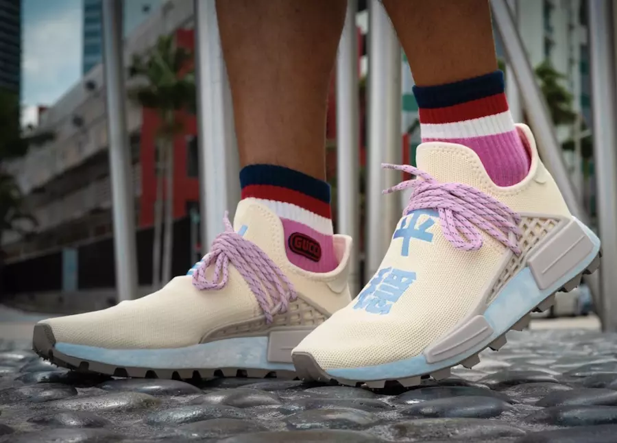 Pharrell adidas NMD Hu Nerd Krem gri rozë EE8102 në këmbë