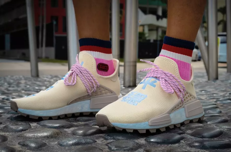 Pharrell adidas NMD Hu Nerd Crème Roze Grijs EE8102 Aan Voeten