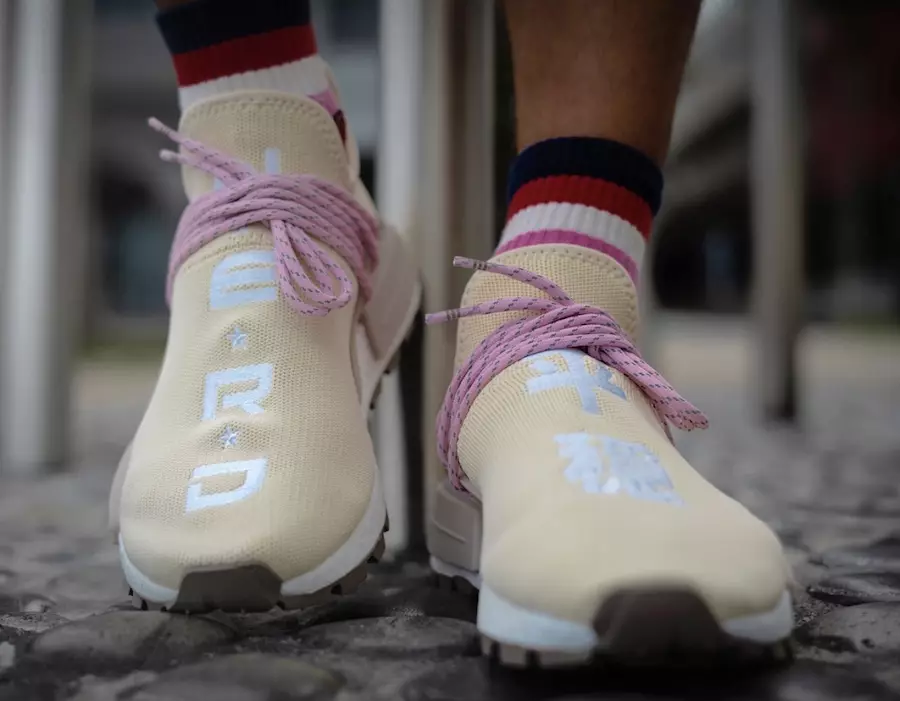 Pharrell adidas NMD Hu Nerd Crème Roze Grijs EE8102 Te Voet