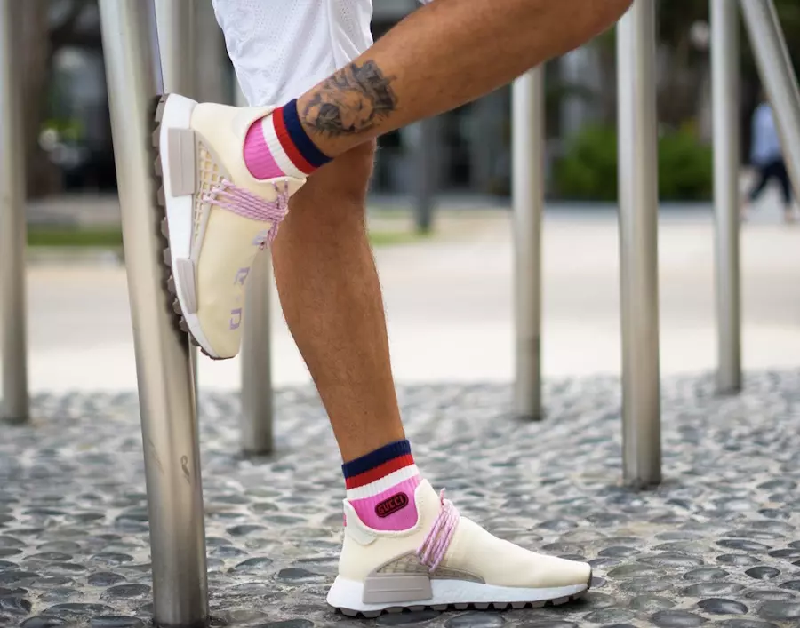 Pharrell Adidas NMD Hu Nerd kreminis rožinis pilkas EE8102 ant pėdų