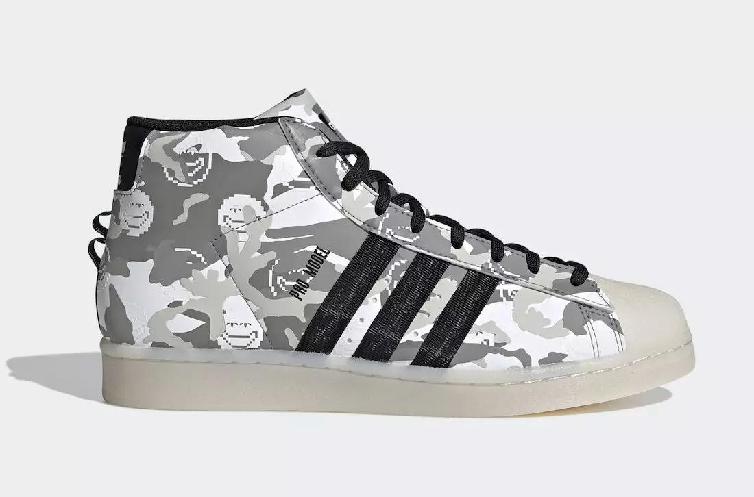 Modeli adidas Pro i mbuluar me kamo dhe printim emoji të buzëqeshur