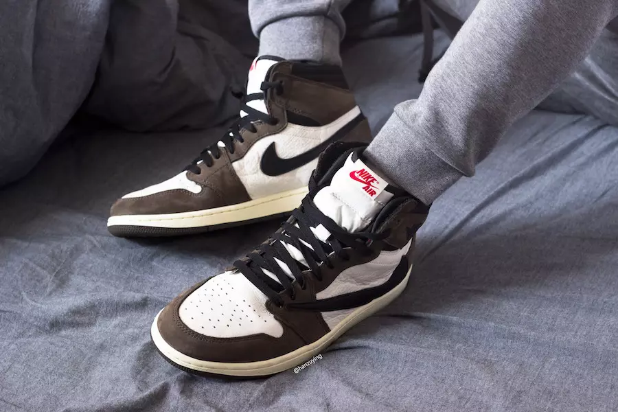 Travis Scott Air Jordan 1 Høy OG på føttene