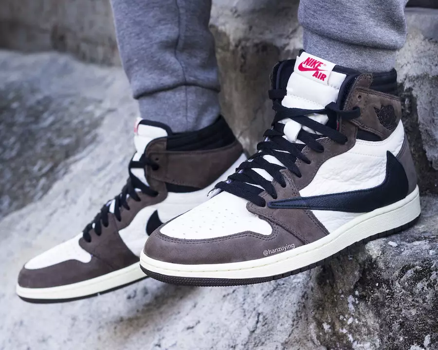 Travis Scott Air Jordan 1 High OG на ногах