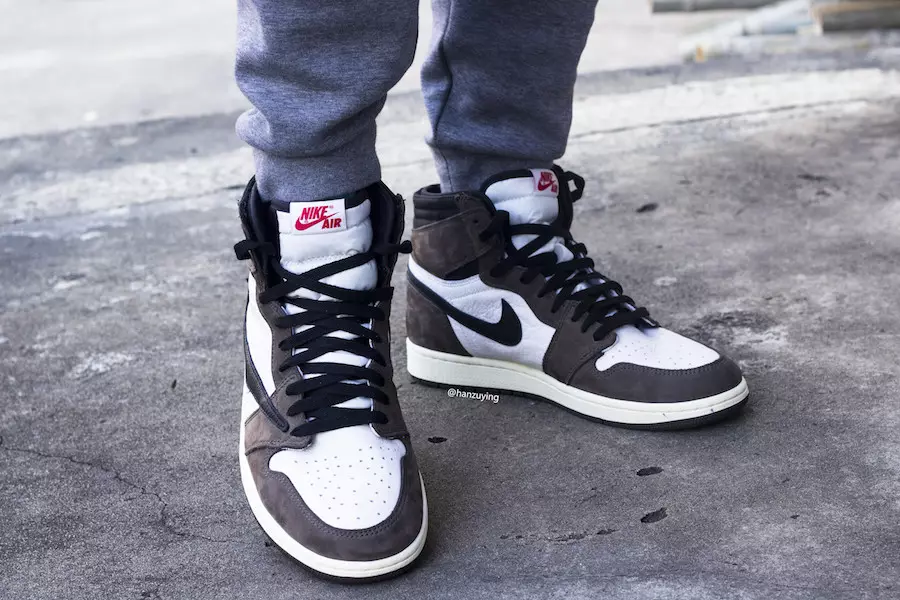 Travis Scott Air Jordan 1 High OG auf den Füßen