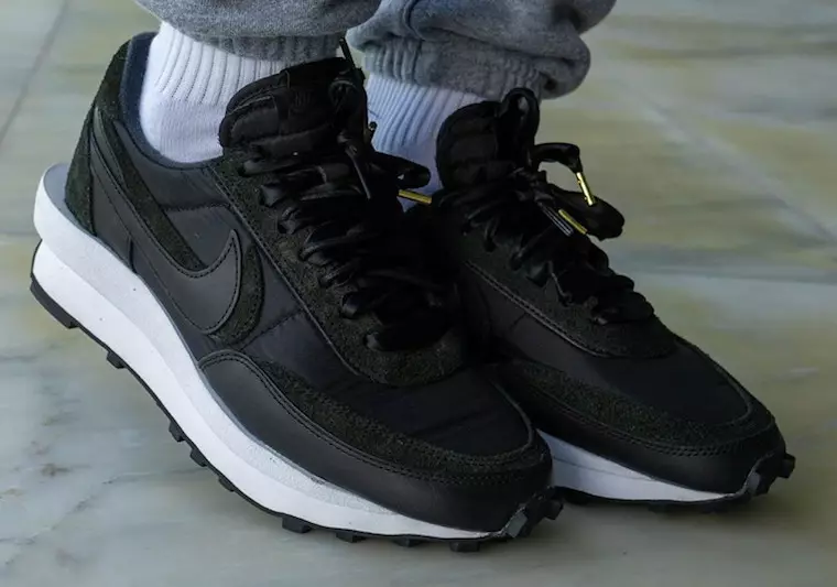 sacai Nike LDWaffle Black Nylon BV0073-002 Data de lançamento Nos pés