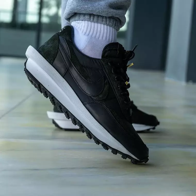 sacai Nike LDWaffle Black Nylon BV0073-002 תאריך שחרור על הרגליים