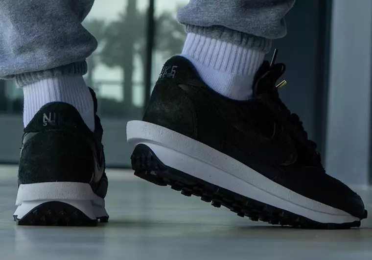 sacai Nike LDWaffle must nailon BV0073-002 väljalaskekuupäev jalgadel