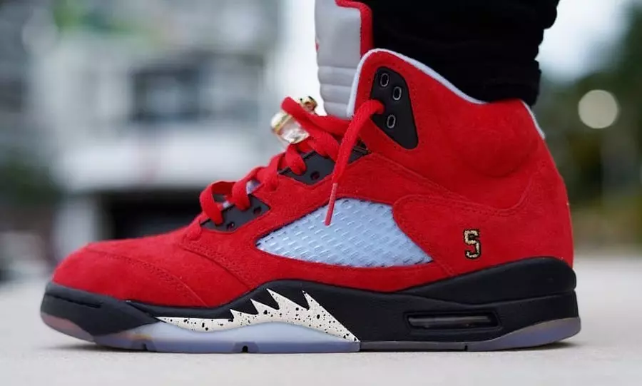 Цомын өрөө Air Jordan 5 их сургуулийн Улаан хөл дээр