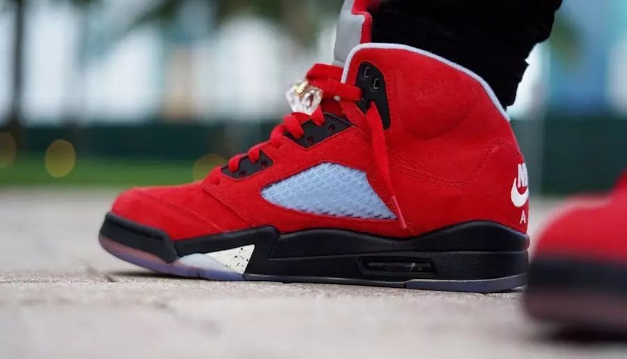 Trofeekamer Air Jordan 5 University Rood Te Voet