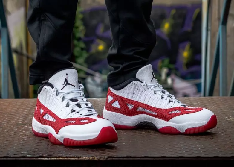 Jordan 11 Low IE Gym Red на ногах