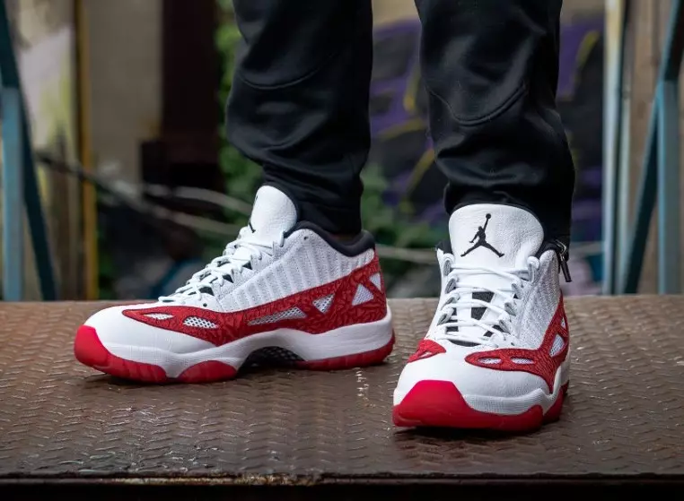 Jordan 11 Low IE Gym Rood Op Voeten