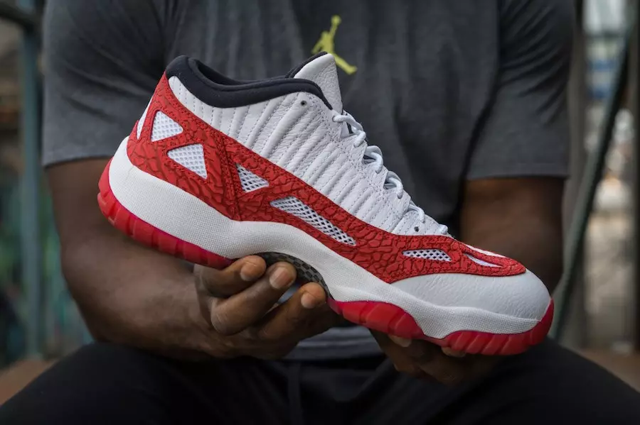 Jordan 11 Low IE Gym Vermelho nos pés