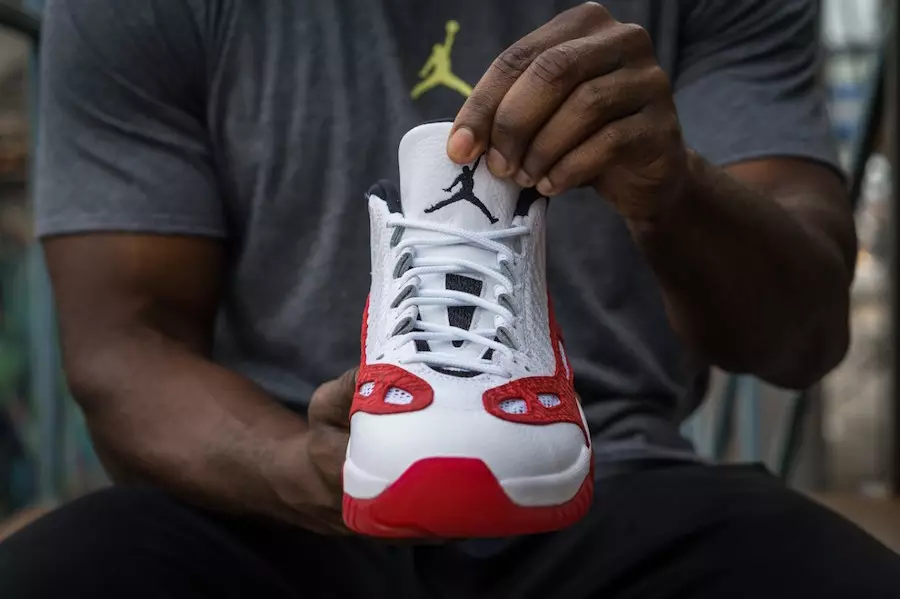 Jordan 11 Low IE Gym Rood Op Voeten