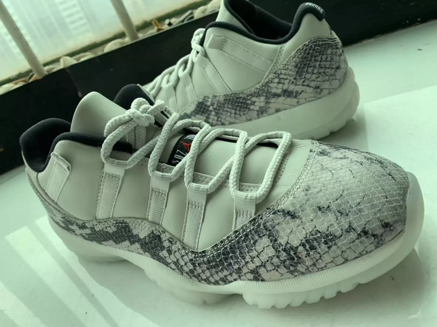 Giá ngày phát hành của Air Jordan 11 Low Snakeskin Light Bone CD6846-002