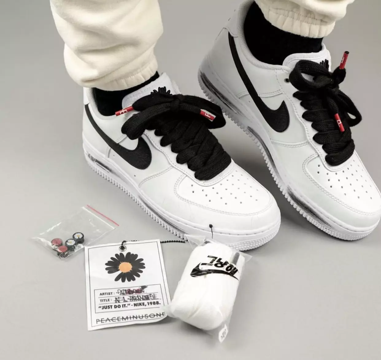 تاریخ انتشار PEACEMINUSONE Nike Air Force 1 2.0 DD3223-100 On-foot