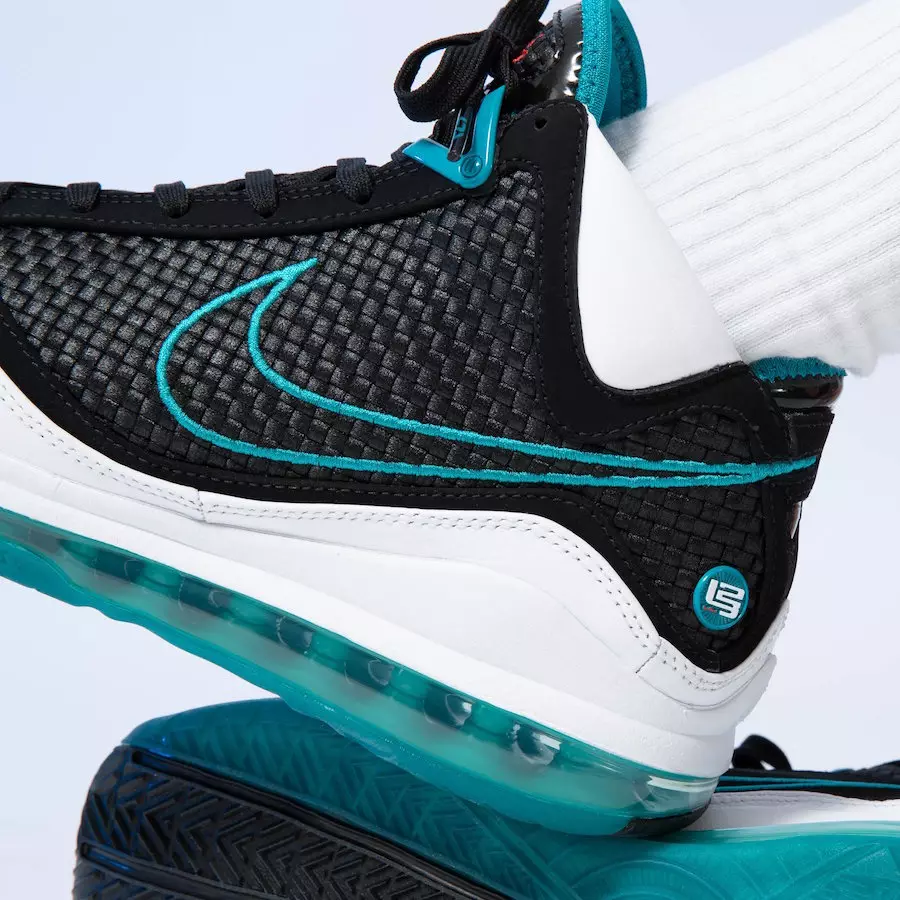 Nike LeBron 7 Red Carpet Retro CU5133-100 Data di rilascio 2019 On-Feet