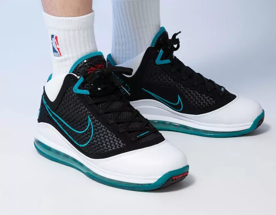 Nike LeBron 7 Red Carpet Retro CU5133-100 2019 Megjelenés dátuma lábon