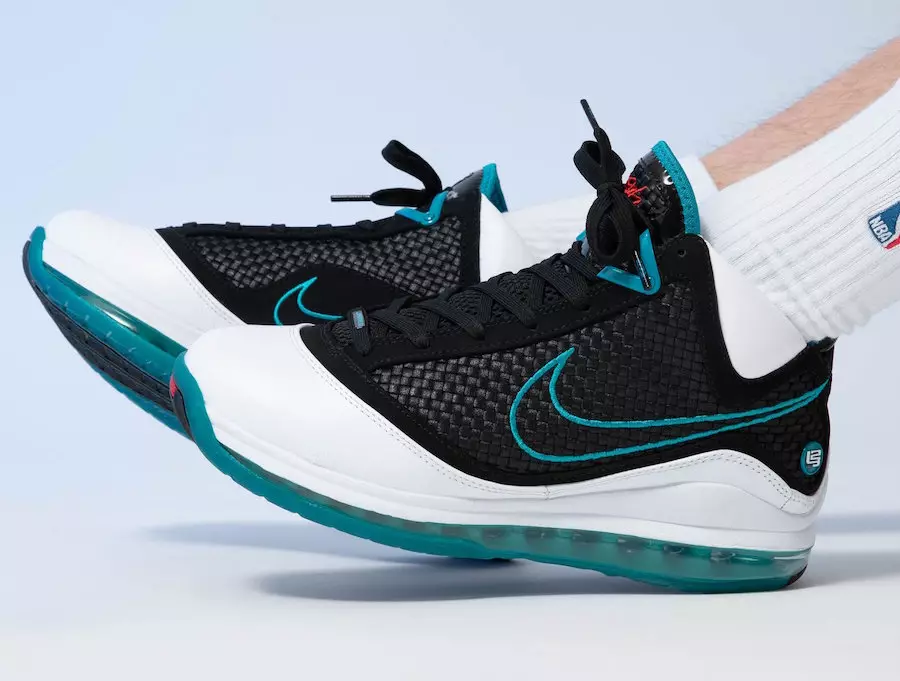 Nike LeBron 7 Red Carpet Retro CU5133-100 2019 Utgivelsesdato på føttene