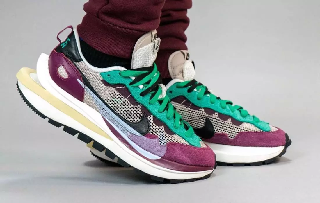 Sacai Nike Pegasus VaporFly String Zwart Schurk Rood Neptune Groen DD3035-200 Releasedatum op de voeten