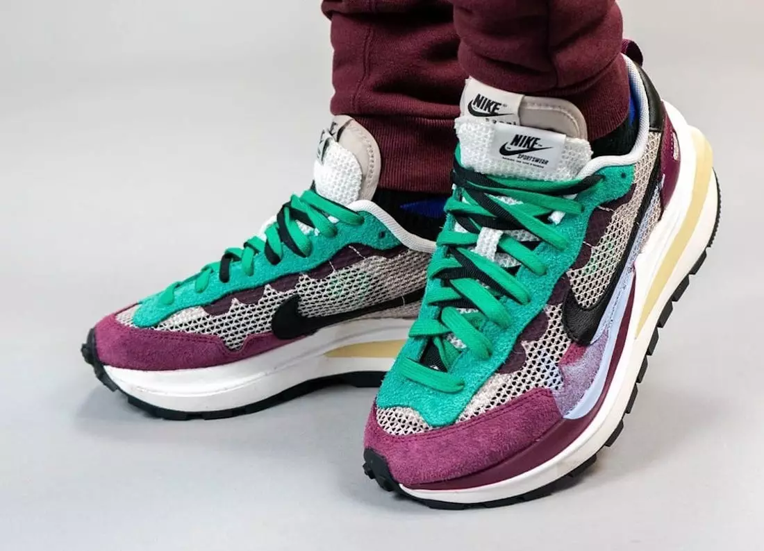 Sacai Nike Pegasus VaporFly String Qara Zərif Qırmızı Neptun Yaşıl DD3035-200 Buraxılış Tarixi Ayaqda