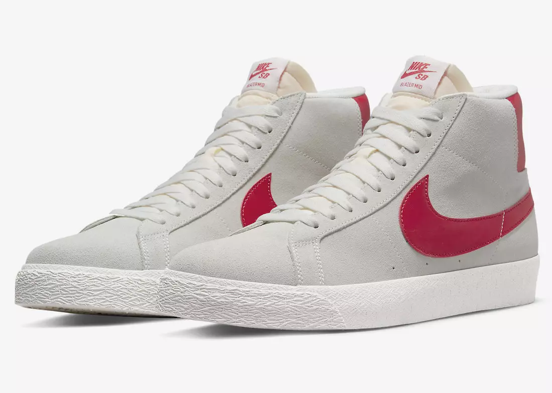 Nike SB Blazer Mid е достапен во бела Summit и Универзитетска црвена боја