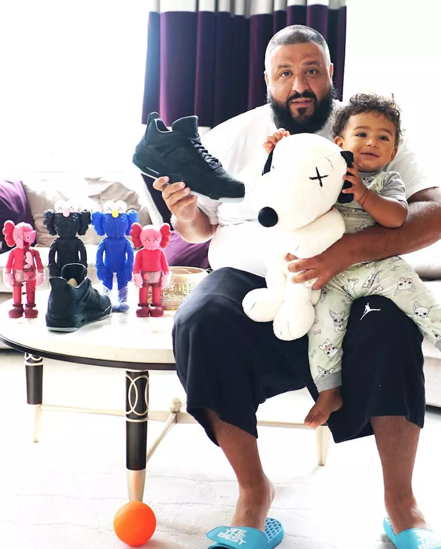 DJ Khaled KAWS Air Jordan 4 သူငယ်ချင်း မိသားစု