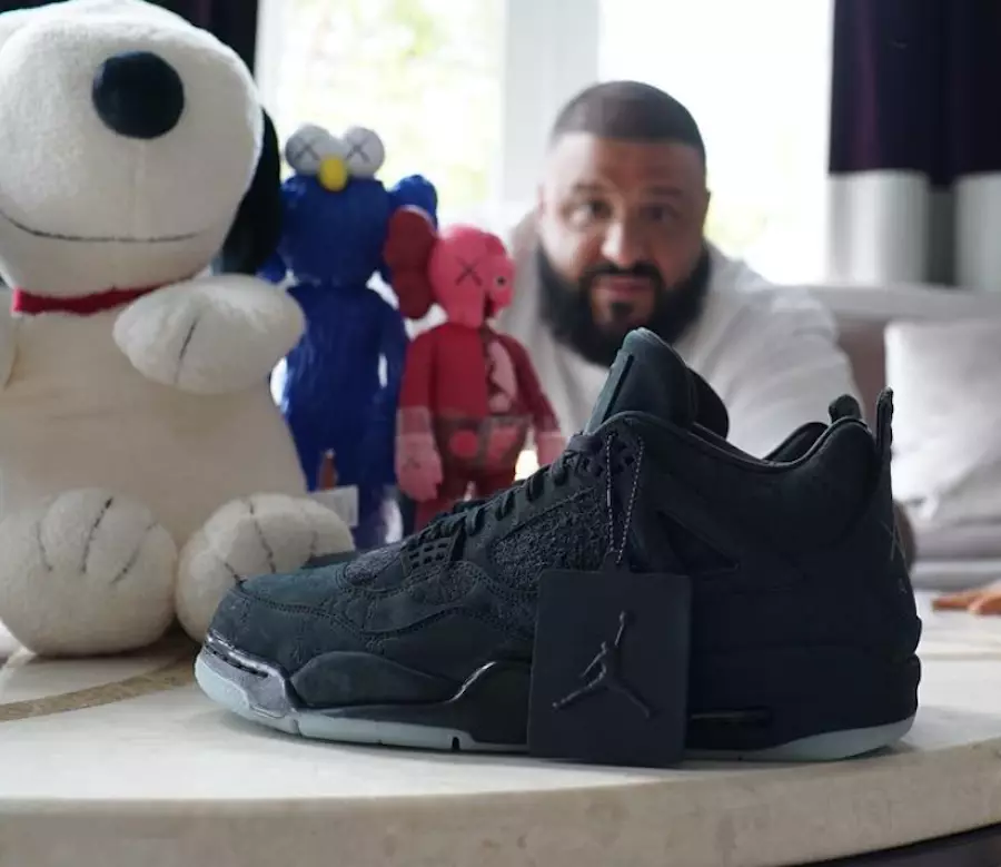 DJ Khaled KAWS Air Jordan 4 barát család