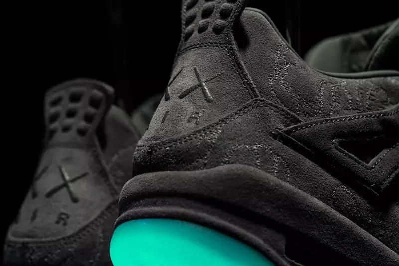 Air Jordan 4 KAWS Kessaħ Griż Glow 930155-003