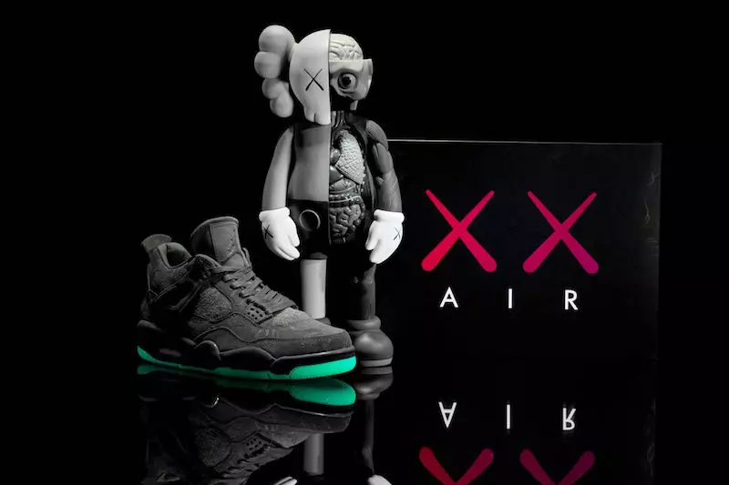 Air Jordan 4 KAWS Cool Gris Lueur 930155-003