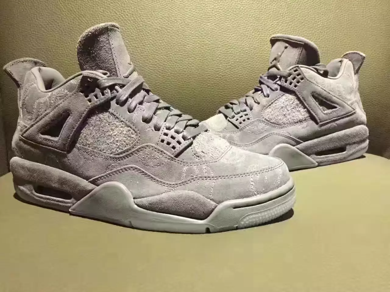 KAWS Jordan 4 Grijs Suède